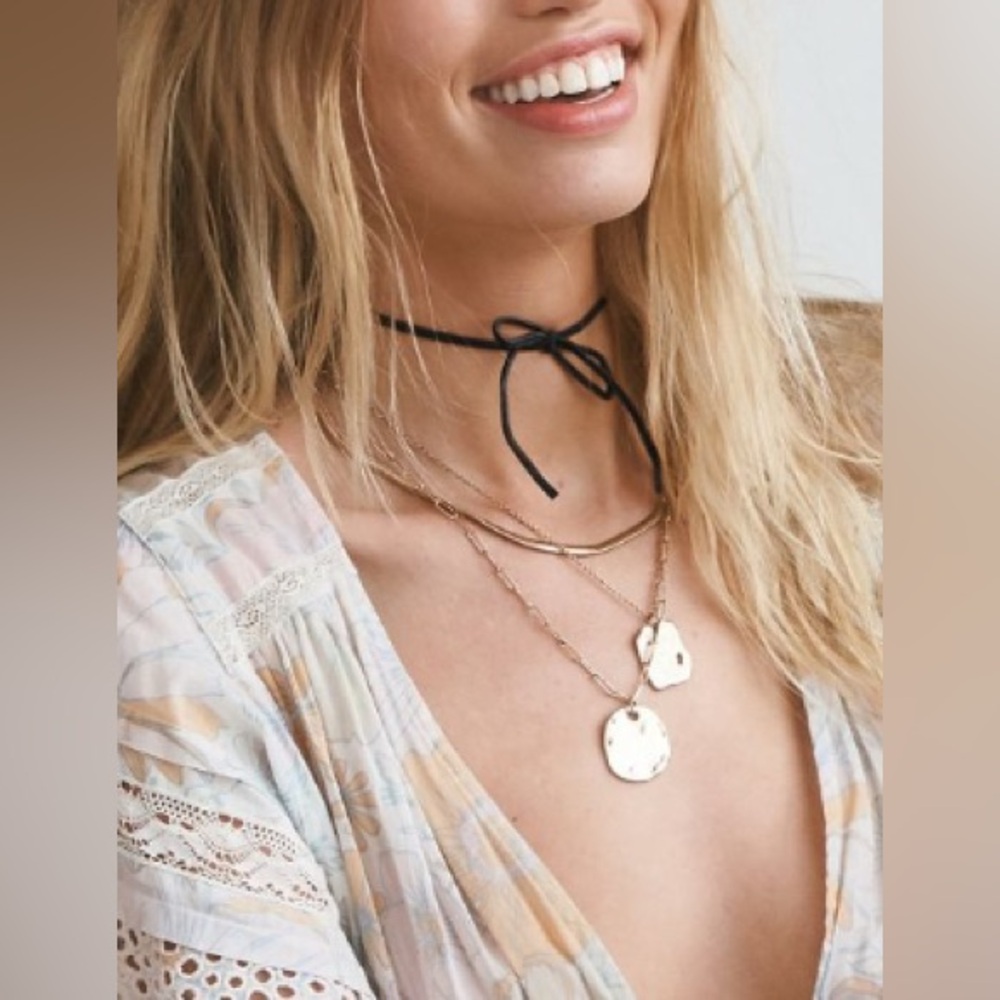 Free People Gold Oversized Coin Necklace NWOT - Picture 3 of 3